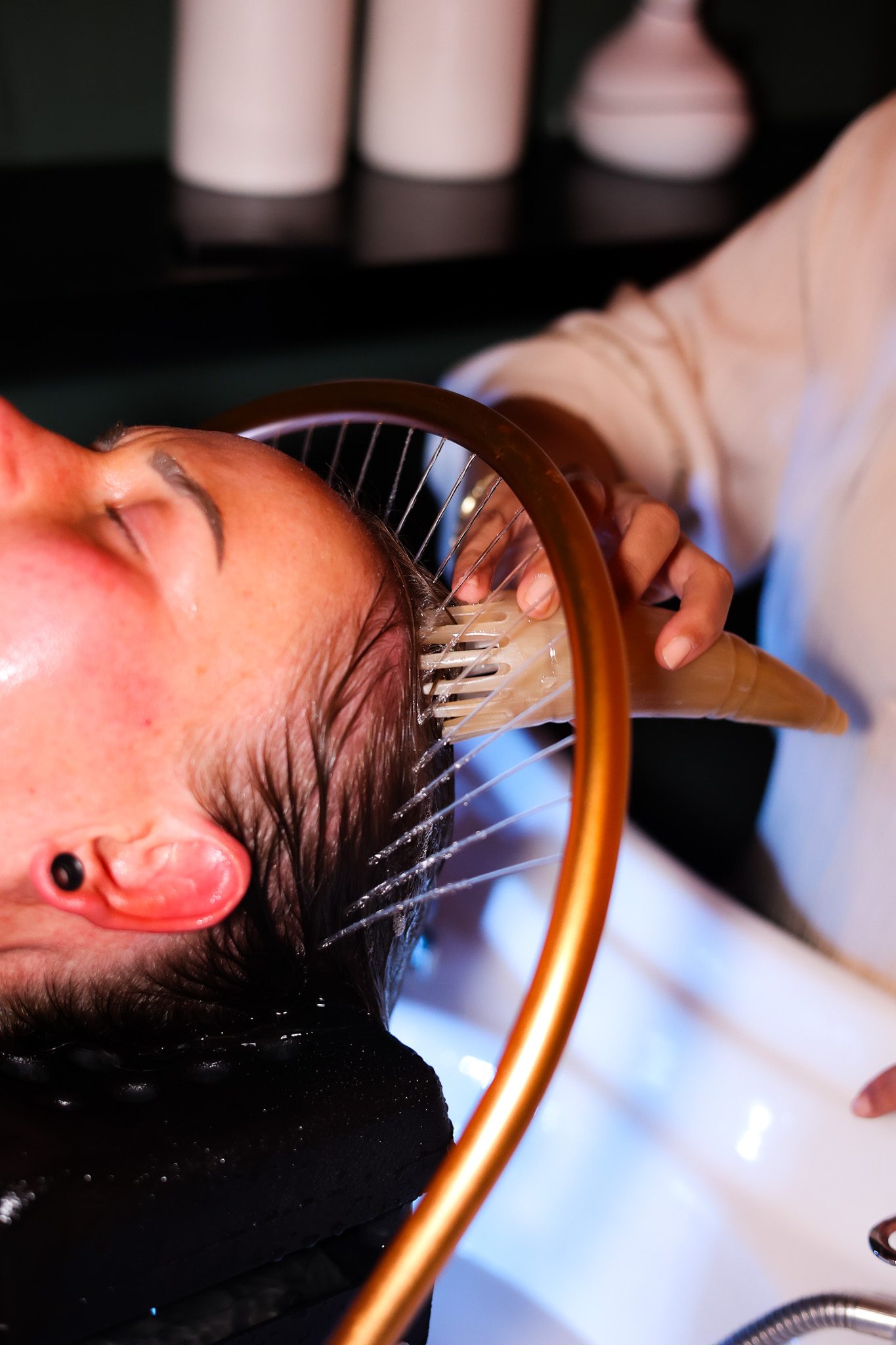 Hoofdhuidmassage met shampoo tijdens een behandeling bij De Japanese Head Spa Nederland